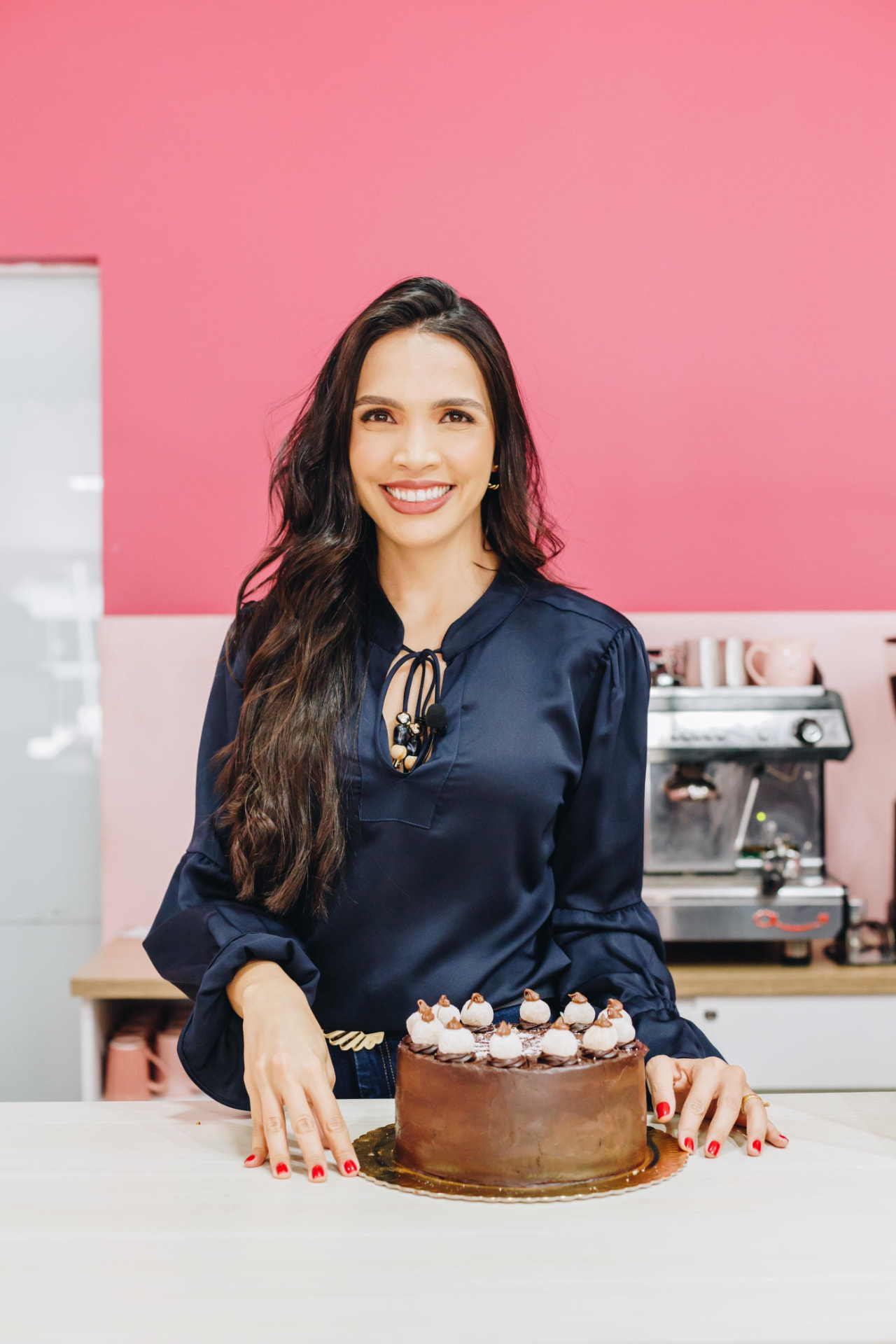Bruna Fernandes com um bolo de chocolate na Escola Vize